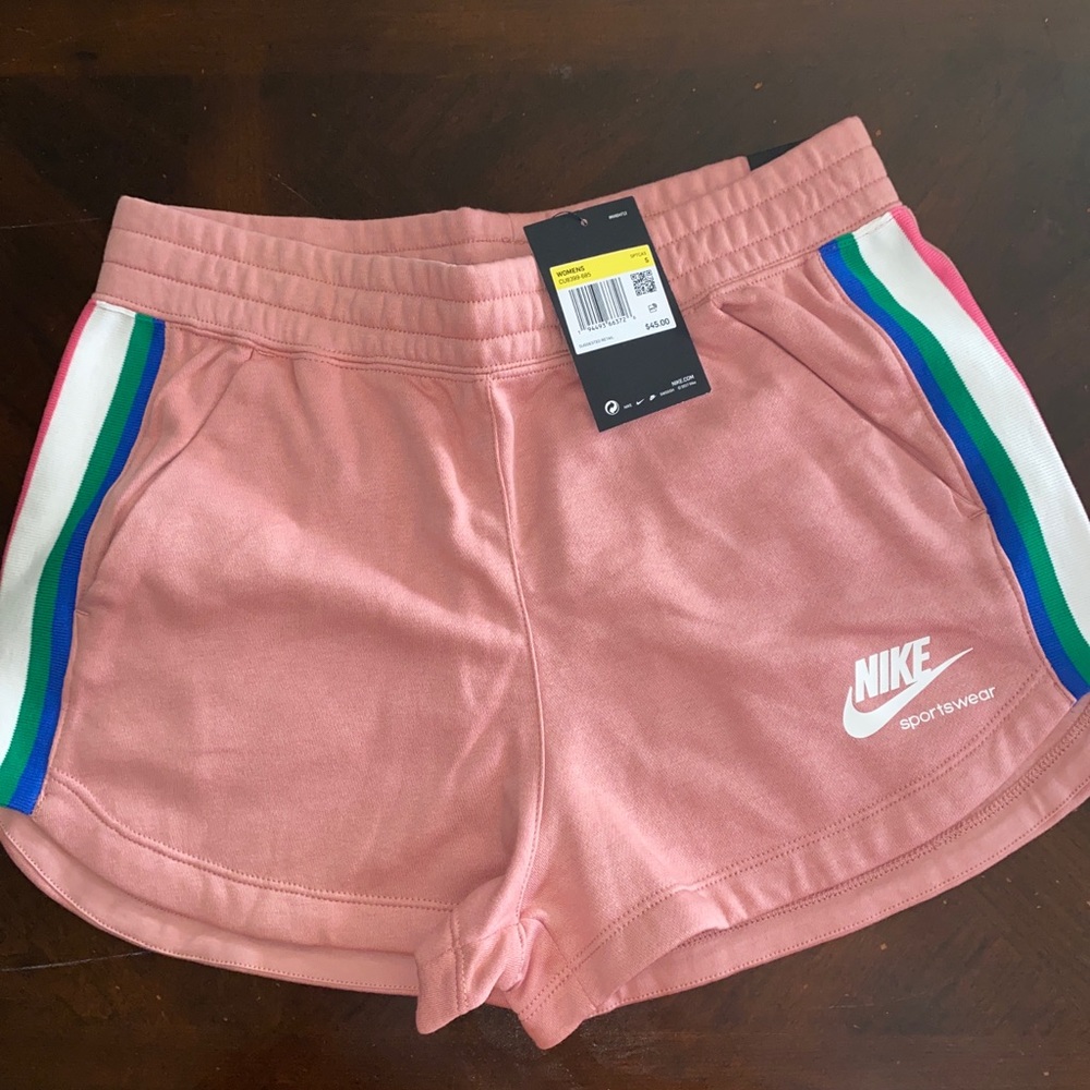 NIKE women’s standard fit essential sportswear shorts pink size small NWT